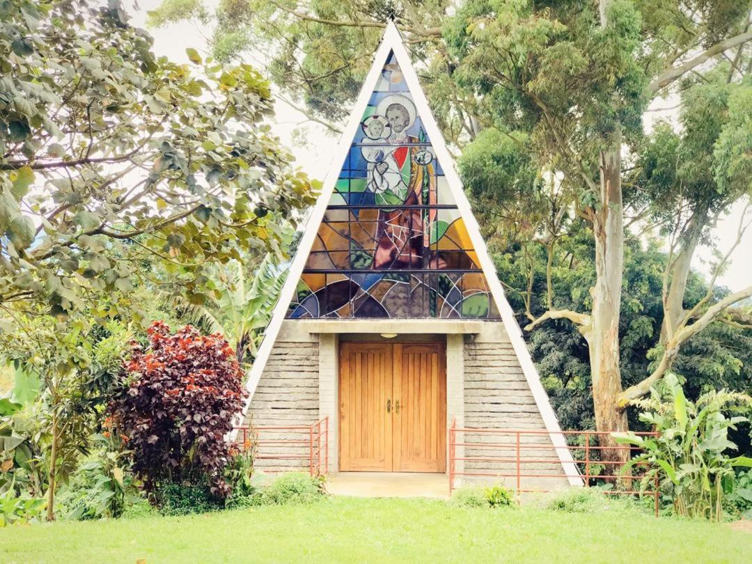 Koi Koi, Fort Portal Kasusu Bagian luar foto